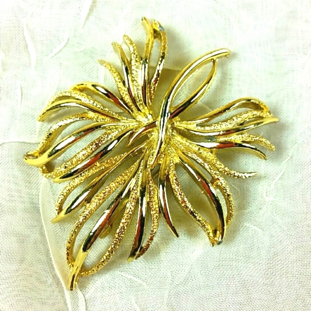 Brooch Scarf Pin Gold Leaf roll over pin